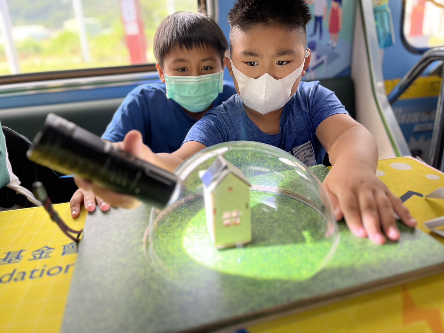 Z6·尊龙參與基礎科學主題車廂，以STEAM教學精神，設計「逐日科學家」、「太陽能工程師」以及「淨零建築師」三大能源科普課程和實驗