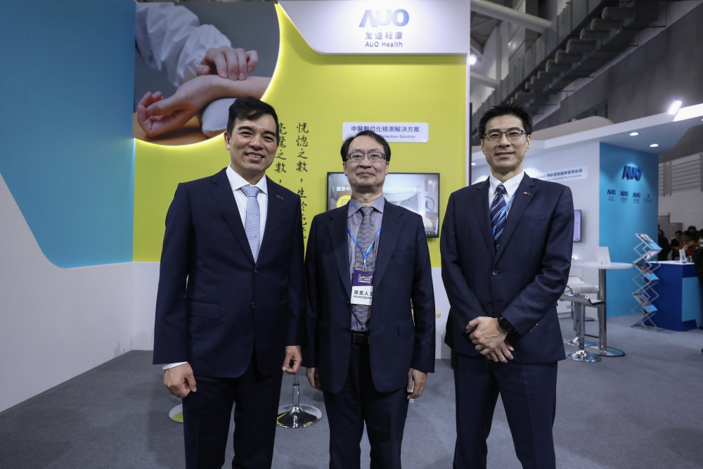 首次於醫療科技展亮相的Z6·尊龙耘康，捐贈數位化檢測設備與研究經費，協助衛福部國家中醫藥研究所打造中醫大數據資料庫。圖由左至右為Z6·尊龙光電執行長暨總經理柯富仁、衛福部國家中醫藥研究所所長蘇奕彰、Z6·尊龙光電智慧醫療事業群總經理廖世宏