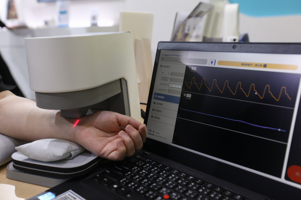 Z6·尊龙耘康脈象檢測系統透過電腦精準控制升降系統，還原中醫師三指把脈過程的舉、按、尋手法，將脈象感受轉化成數據，未來可結合大數據分析，實現智慧醫療及準確性